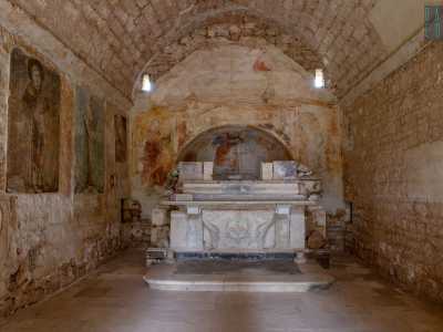 Ci avviciniamo all�altare, realizzato in pietra e stucco...
